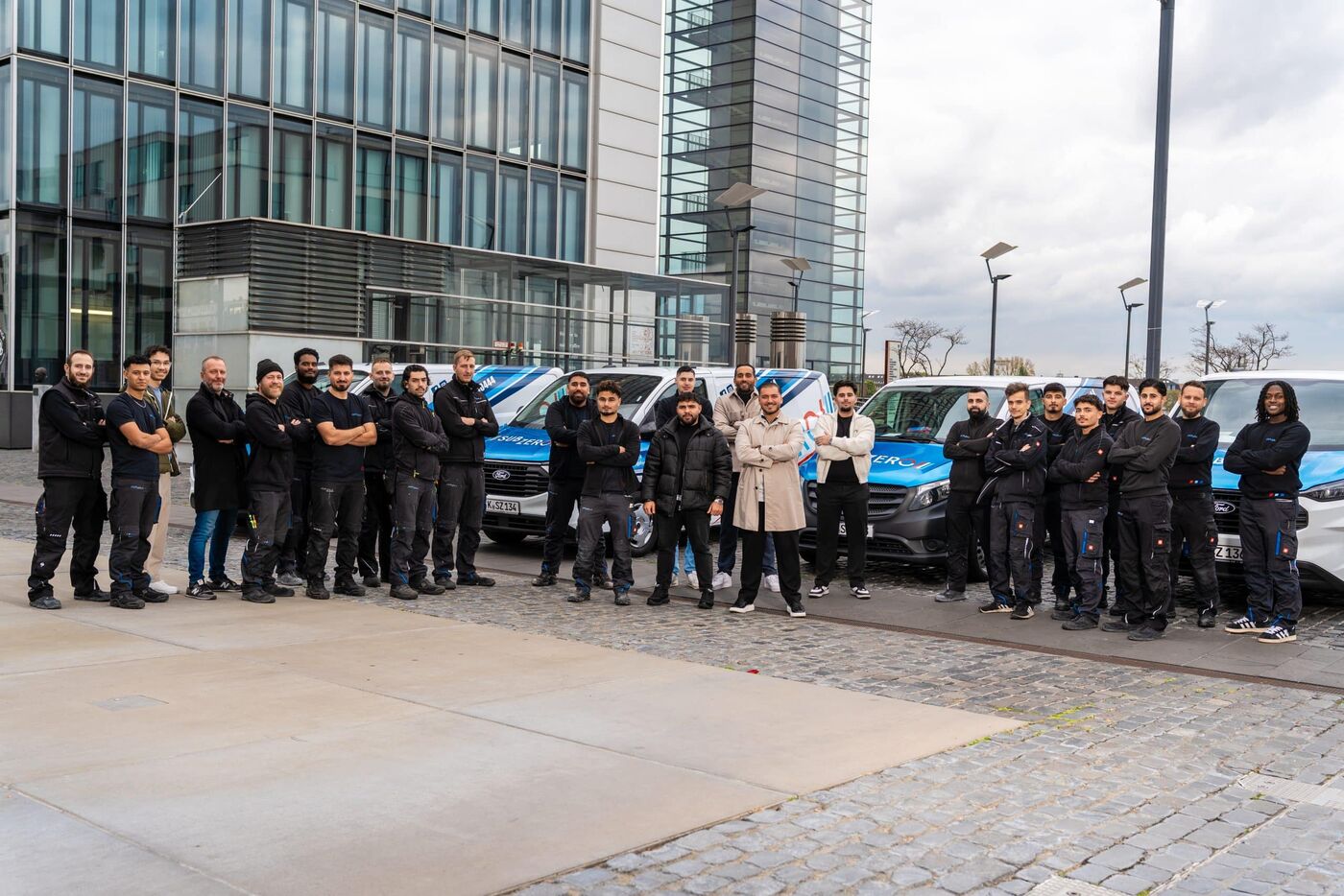 Das Team von Sub Zero Kälte Klima vor den eigenen Servicefahrzeugen in Düsseldorf